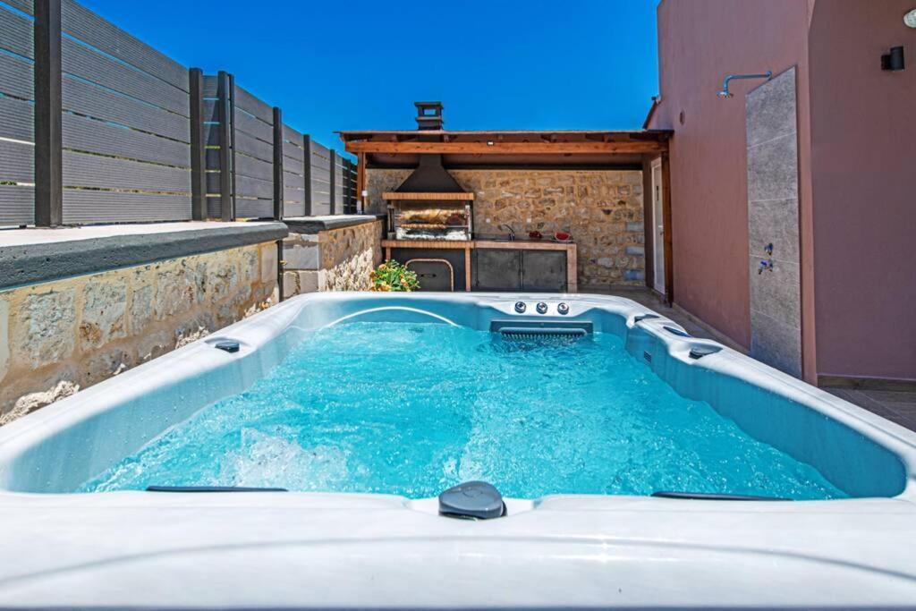 Villa Anthi, A Modern Villa With Salted Water Pool,Hot Tub & Bbq! Rethymno Esterno foto